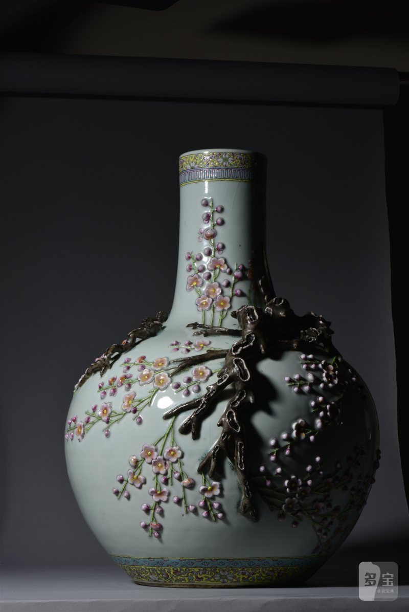 清晚期 粉彩堆塑梅枝纹天球瓶 - 图11